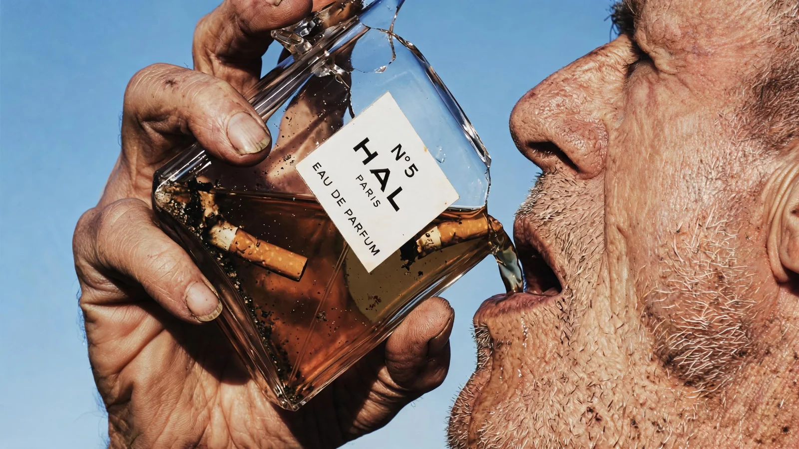 Redactioneel beeld van een man die drinkt uit een gebroken parfumflacon met HAL-etiket, gegenereerd met Seedream 5.0.